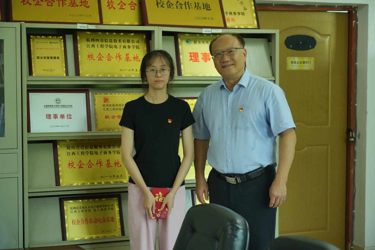 江西工程學(xué)院校領(lǐng)導(dǎo)開展“七一”走訪慰問活動